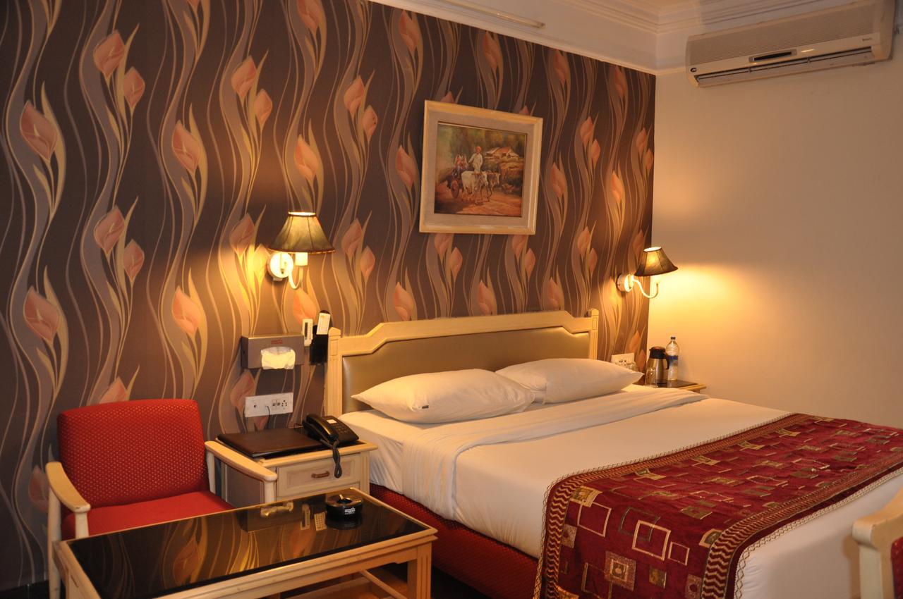 Hotel Sovereign Daman Buitenkant foto