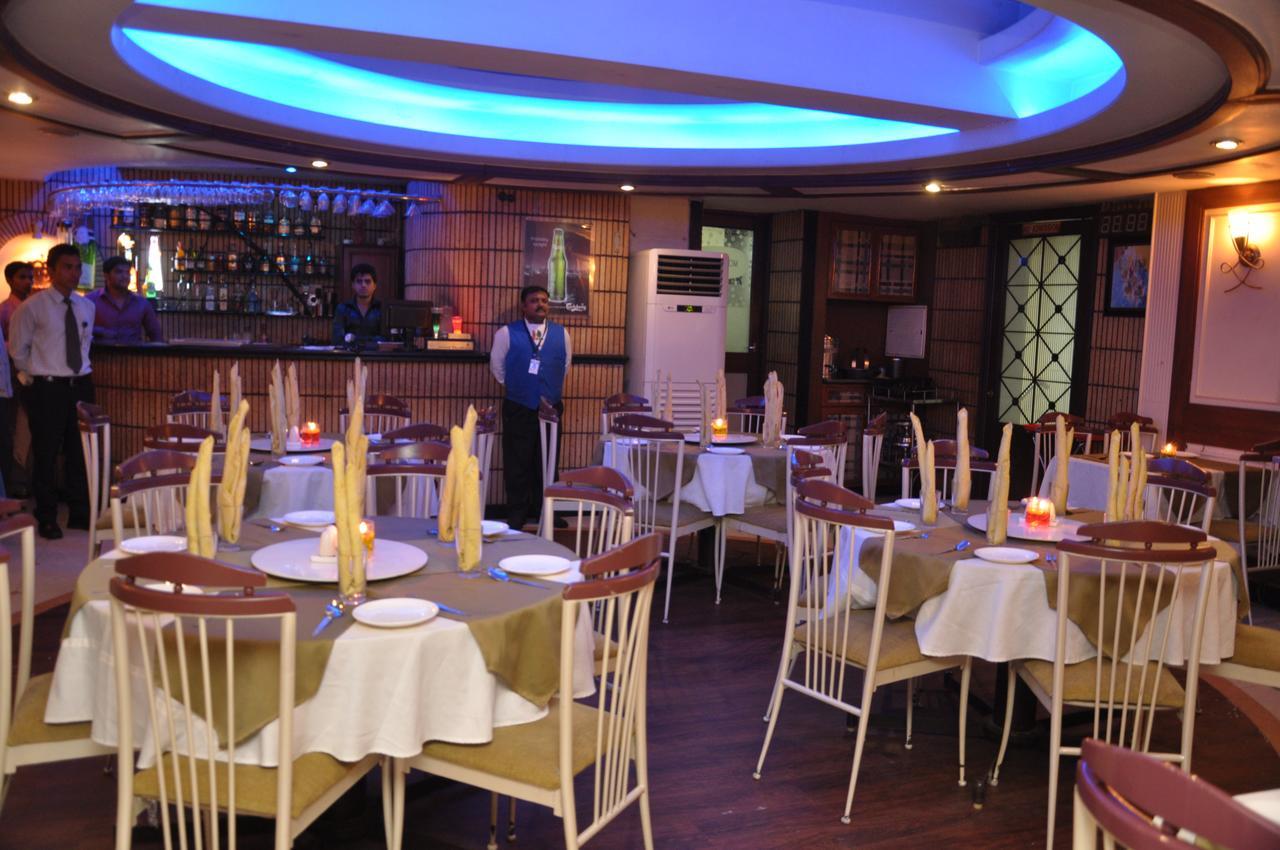 Hotel Sovereign Daman Buitenkant foto