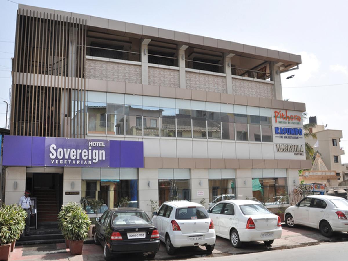 Hotel Sovereign Daman Buitenkant foto