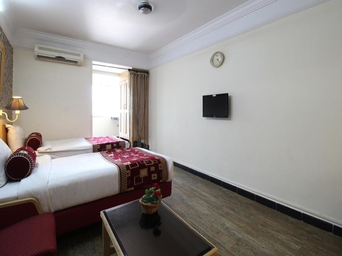 Hotel Sovereign Daman Buitenkant foto