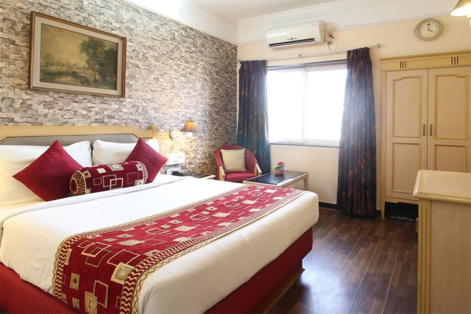 Hotel Sovereign Daman Buitenkant foto